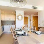 Snazzy Varandas Do Castelo - One Bedroom Sleeps 2 Person 公寓 *