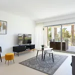 Snazzy Varandas Do Castelo - One Bedroom Sleeps 2 Person アパート